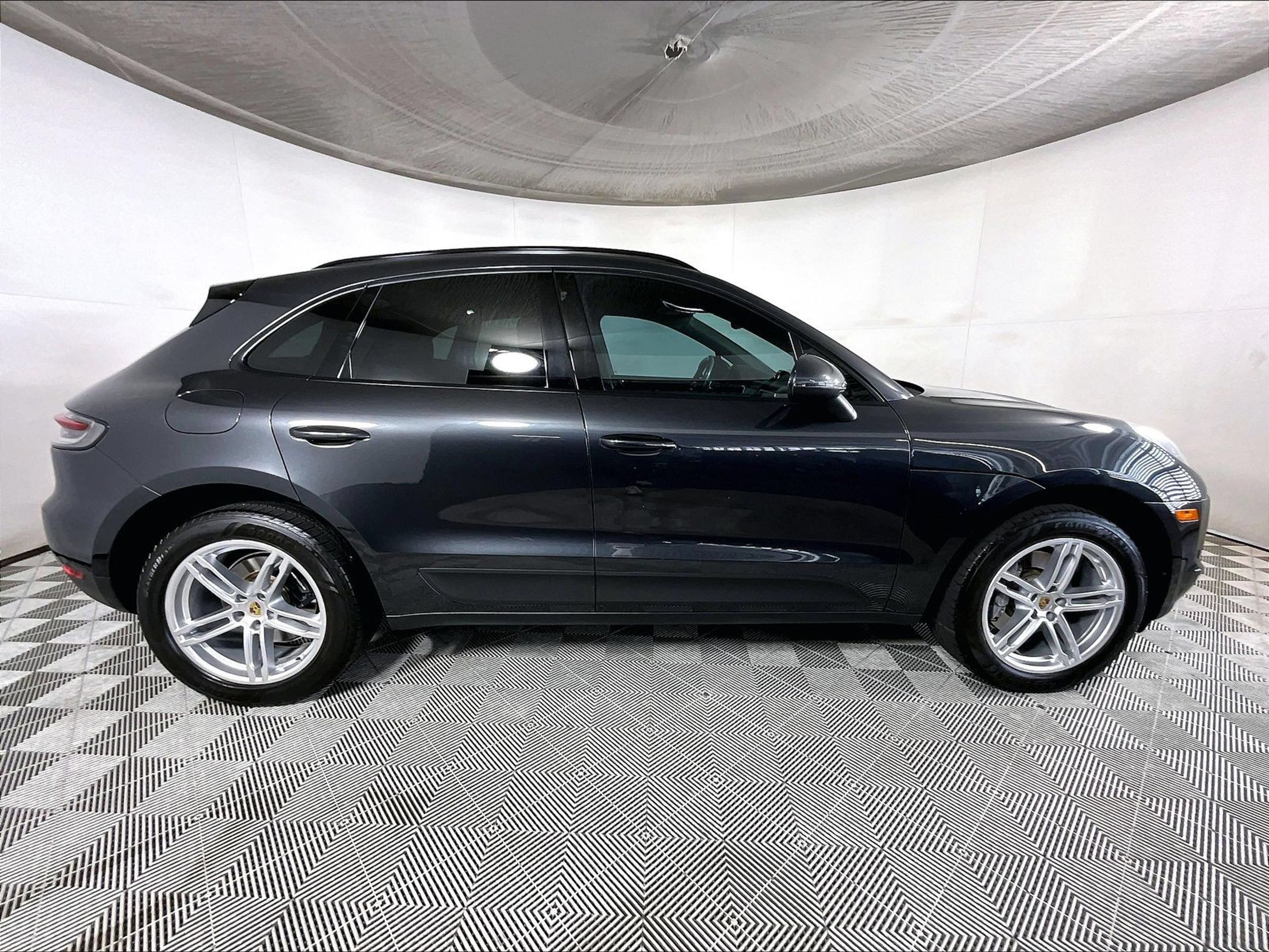 Certified 2020 Porsche Macan AWD/4WD image 8