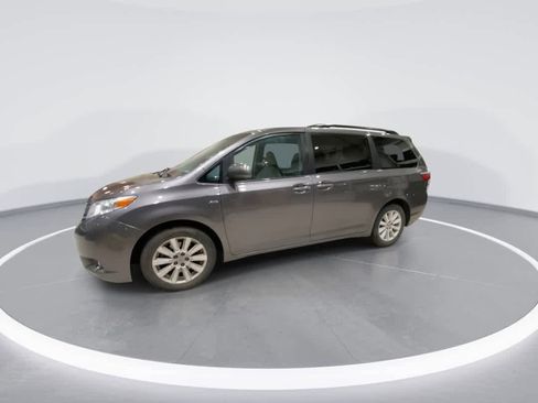 Used 2017 Toyota Sienna XLE image 4