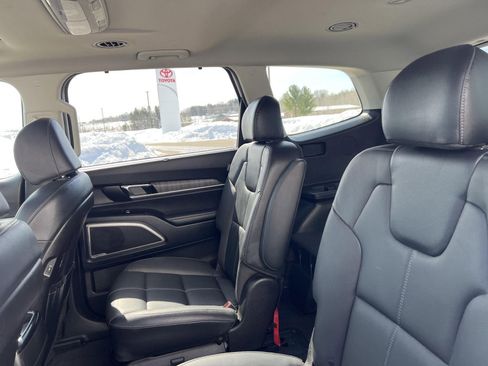 Used 2024 Kia Telluride EX w/ EX Captain's Chair Package image 16