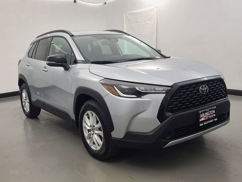 Used 2025 Toyota Corolla Cross LE image 2