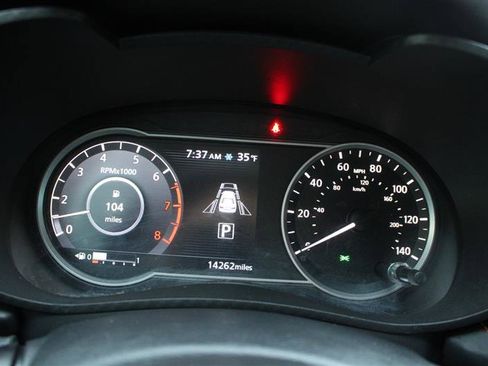 Used 2022 Nissan Versa SR image 15