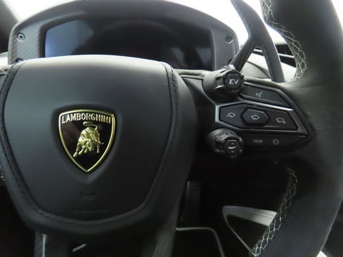 Used 2024 Lamborghini Revuelto image 12