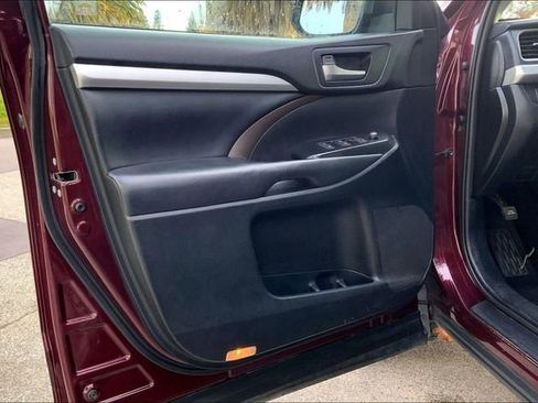 Used 2019 Toyota Highlander XLE image 23