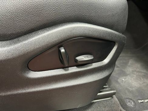 Used 2025 Porsche Cayenne AWD/4WD image 15