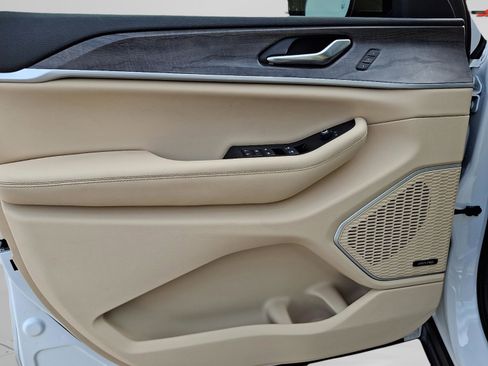 Certified 2023 Jeep Grand Cherokee Limited w/ Luxury Tech Group II AWD/4WD image 13