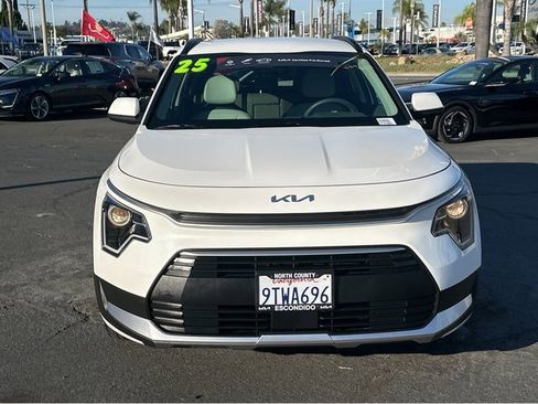 Certified 2025 Kia Niro EX image 2