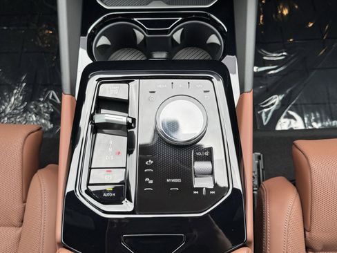 Used 2025 BMW 550e xDrive w/ Premium Package image 13