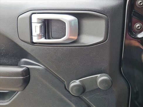 Used 2018 Jeep Wrangler Unlimited Sport image 11