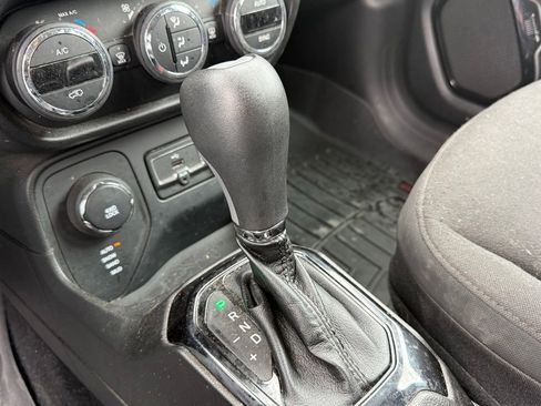 Used 2017 Jeep Renegade Altitude AWD/4WD image 22