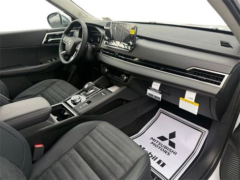 New 2025 Mitsubishi Outlander SE image 25