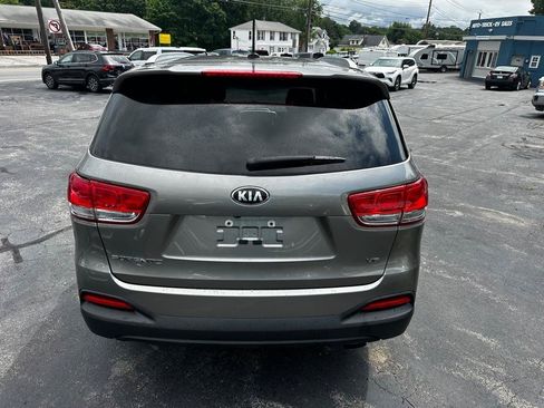 Used 2017 Kia Sorento AWD image 4