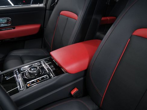 Used 2025 Rolls-Royce Cullinan image 23