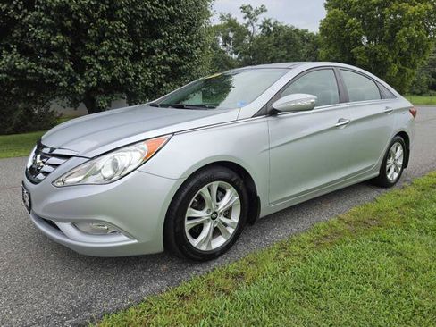 Used 2013 Hyundai Sonata Limited w/ Premium Pkg FWD image 2