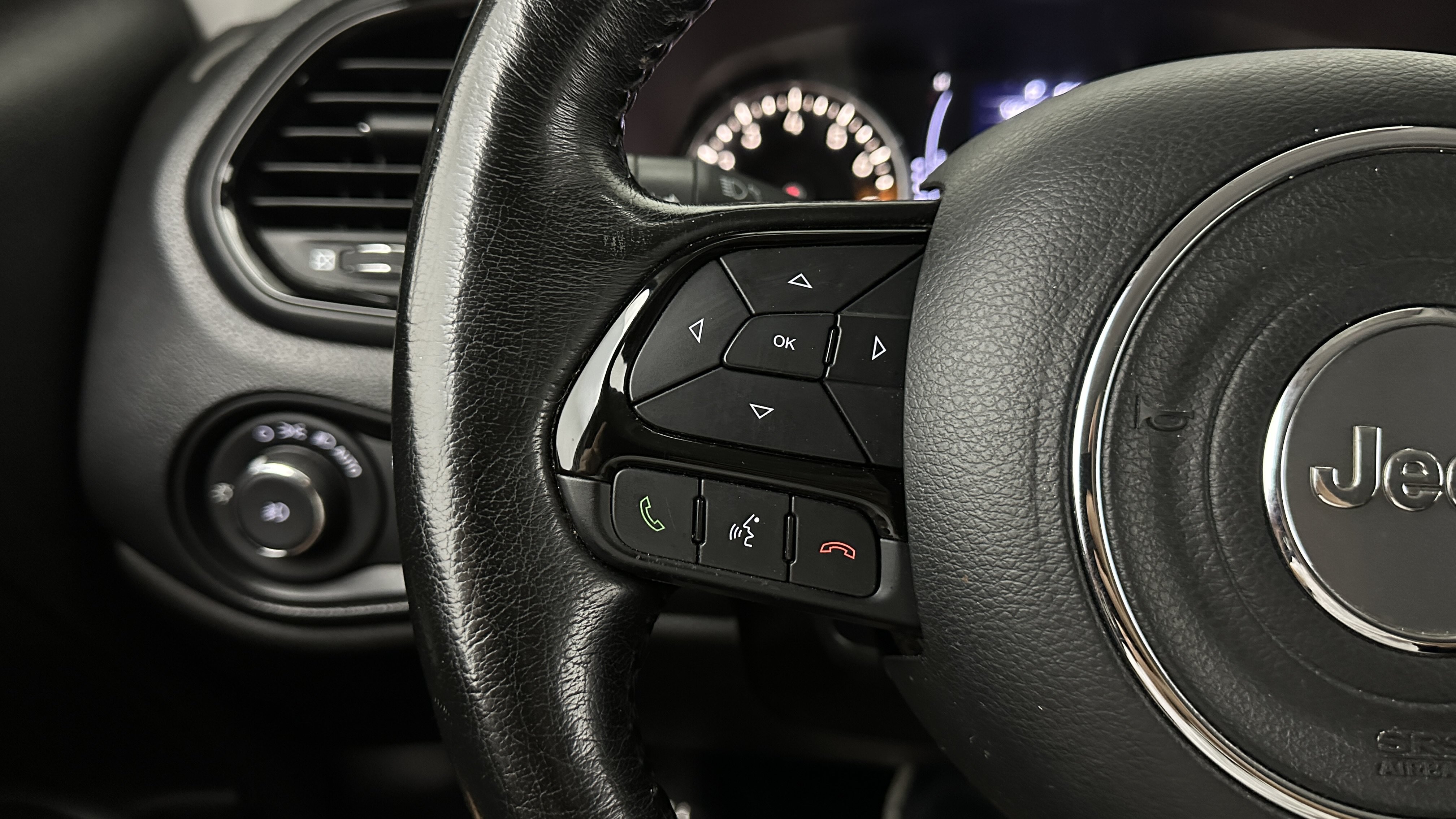 Used 2018 Jeep Renegade Altitude FWD image 23