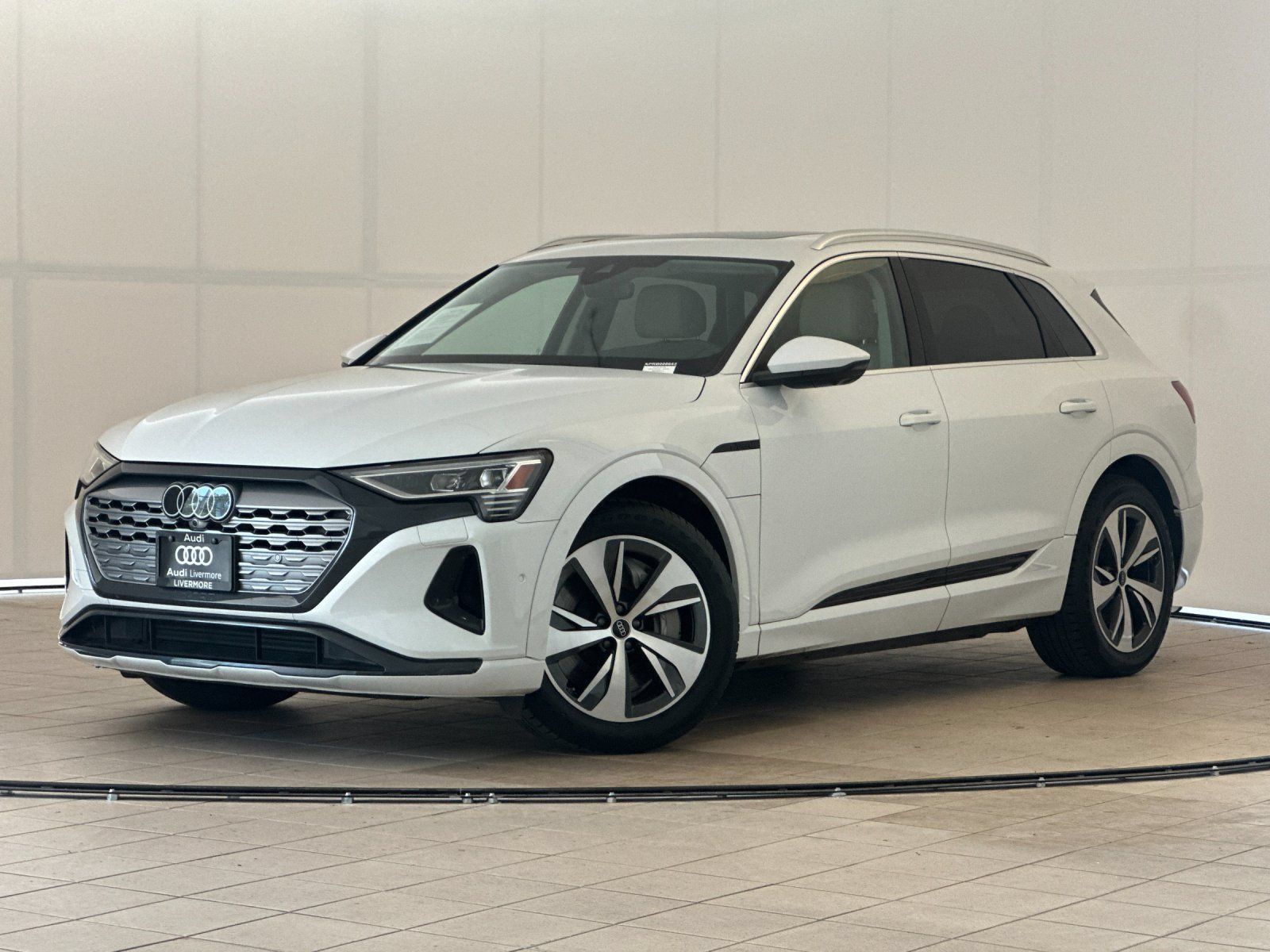 Used 2024 Audi Q8 e-tron Premium Plus w/ Premium Plus Package AWD/4WD image 2