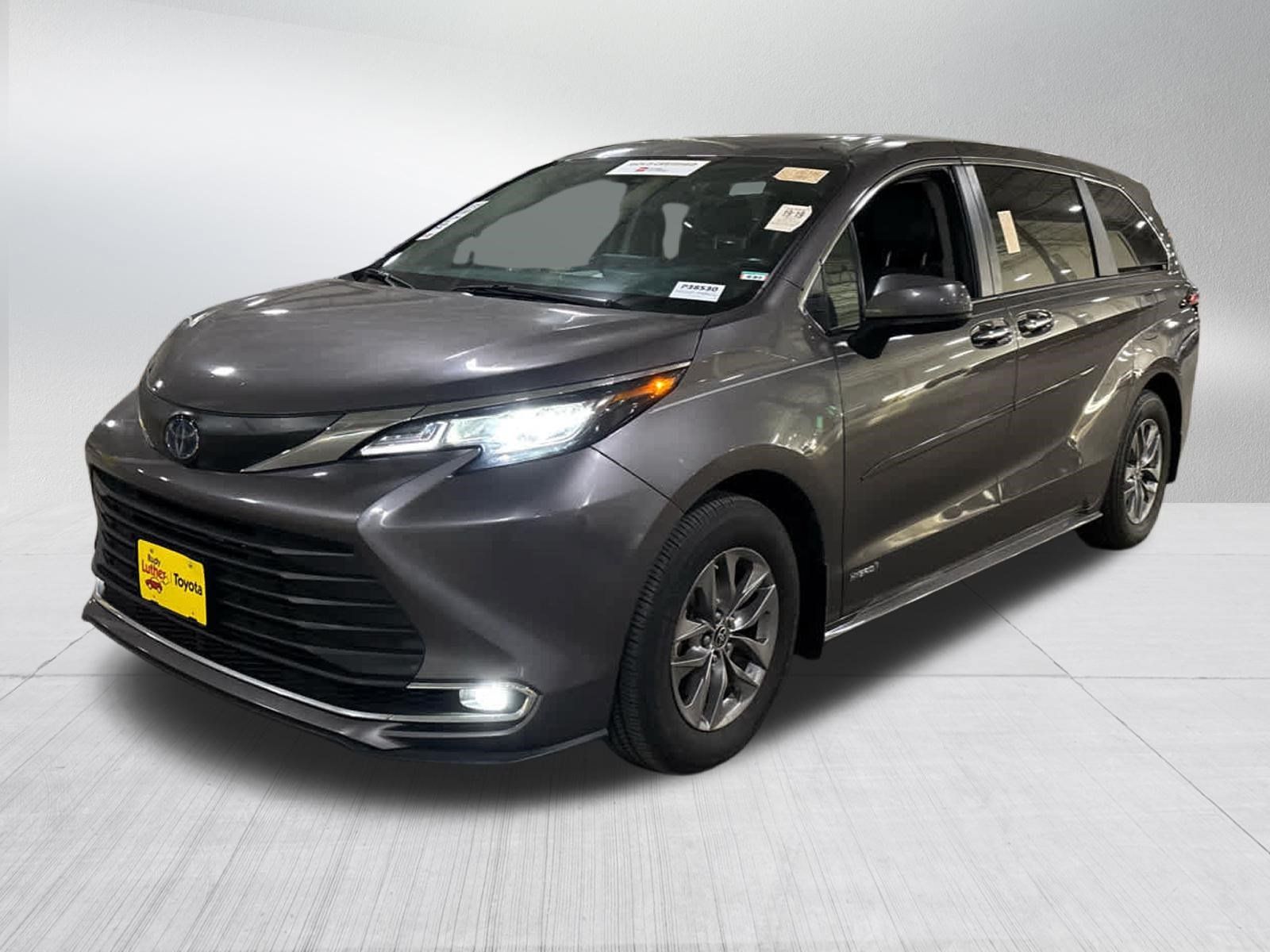 Certified 2021 Toyota Sienna XLE AWD/4WD image 3
