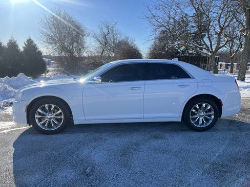 Used 2018 Chrysler 300 Limited image 3
