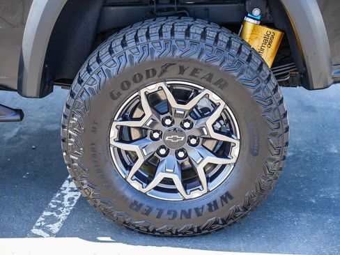 Used 2025 Chevrolet Colorado ZR2 w/ Technology Package AWD/4WD image 10