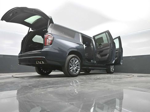 Used 2021 Chevrolet Suburban Premier AWD/4WD image 31