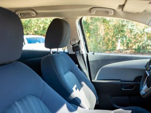 Used 2015 Chevrolet Sonic LT image 9