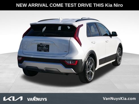 Used 2023 Kia Niro EX image 3
