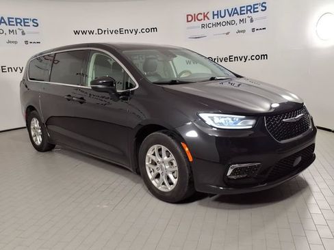 Used 2023 Chrysler Pacifica Touring-L FWD image 3