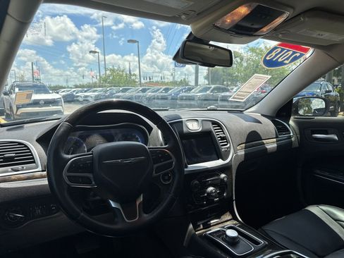 Used 2018 Chrysler 300 Limited RWD image 10