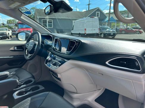 Used 2022 Chrysler Pacifica Touring-L FWD image 17