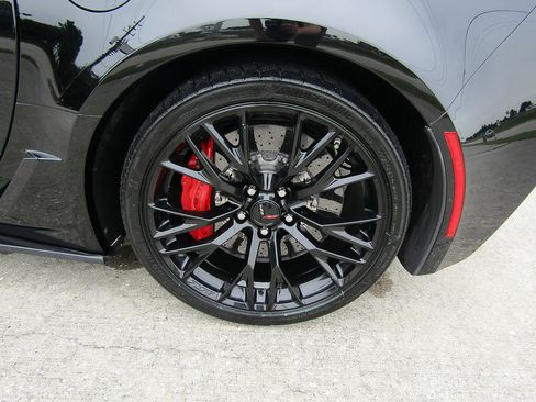 Used 2016 Chevrolet Corvette Z06 w/ 3LZ Preferred Equipment Group RWD image 24