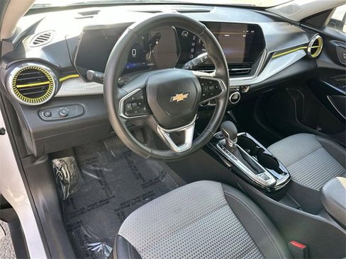 Used 2024 Chevrolet Trax LT w/ Driver Confidence Package image 9