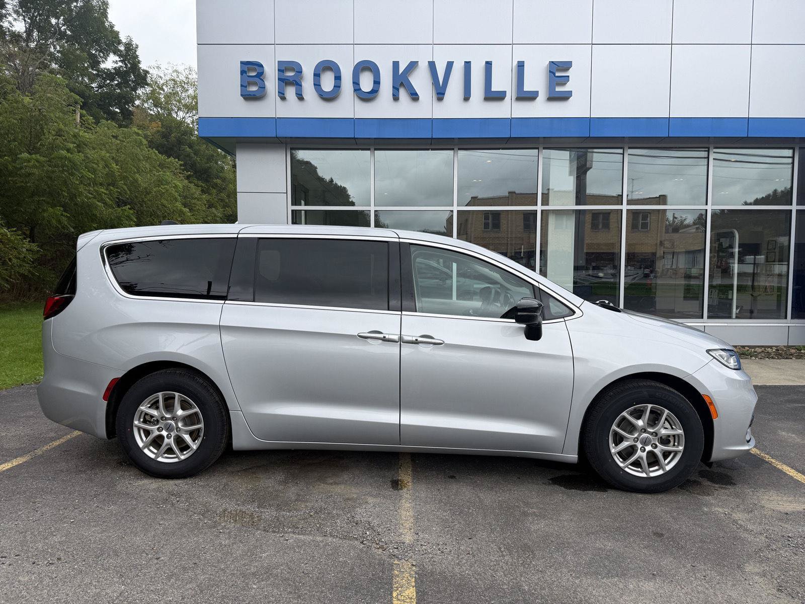 Used 2024 Chrysler Pacifica Touring-L FWD image 6