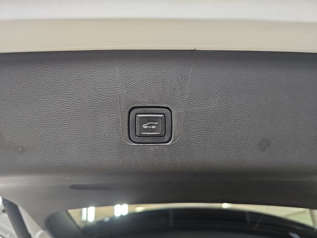 Used 2023 Chevrolet Traverse Premier AWD/4WD image 18