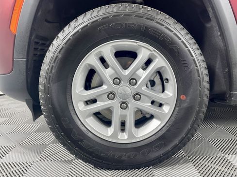 Certified 2025 Jeep Grand Cherokee Laredo image 10