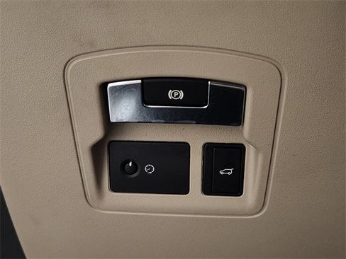 Used 2018 Land Rover Range Rover Velar R-Dynamic SE image 22