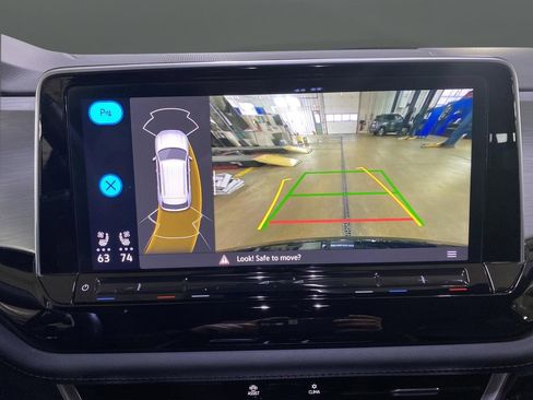 Used 2024 Volkswagen Atlas Cross Sport SE w/ Black Wheel Package image 9