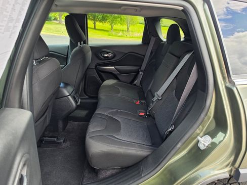 Used 2019 Jeep Cherokee Latitude w/ Popular Appearance Group AWD/4WD image 21