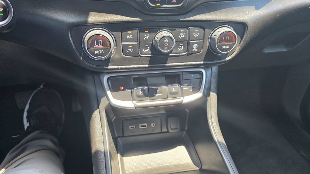 Used 2022 GMC Terrain SLE w/ Driver Convenience Package AWD/4WD image 18