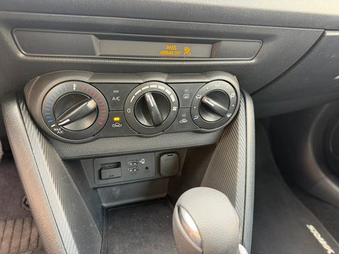 Used 2020 Toyota Yaris L image 14