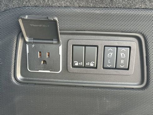 Used 2025 Cadillac Escalade ESV Sport Platinum AWD/4WD image 13