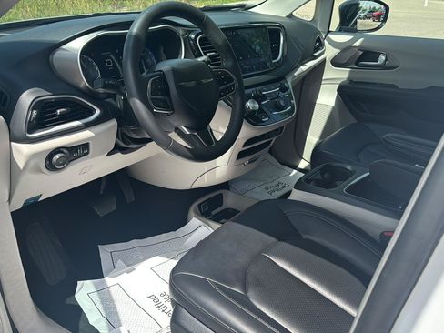 Used 2024 Chrysler Pacifica Touring-L FWD image 11