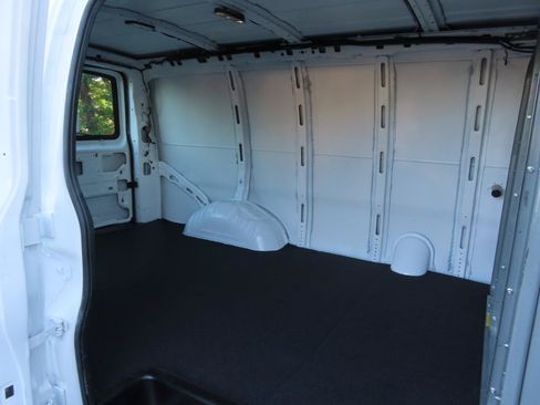 Used 2015 Chevrolet Express 2500 RWD image 15