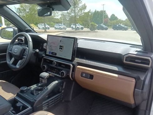 Used 2025 Toyota 4Runner Limited AWD/4WD image 34