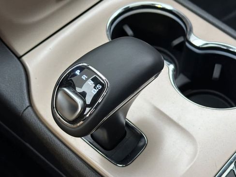 Used 2015 Jeep Grand Cherokee Limited w/ Luxury Group II image 24