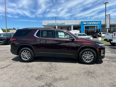 Used 2023 Chevrolet Traverse LT FWD image 2