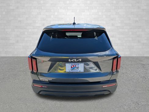 Used 2023 Kia Sorento LX image 3