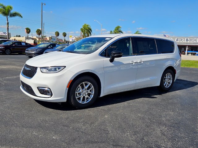 New 2025 Chrysler Pacifica Select FWD image 3