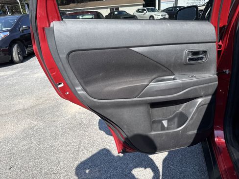 Used 2018 Mitsubishi Outlander ES image 21