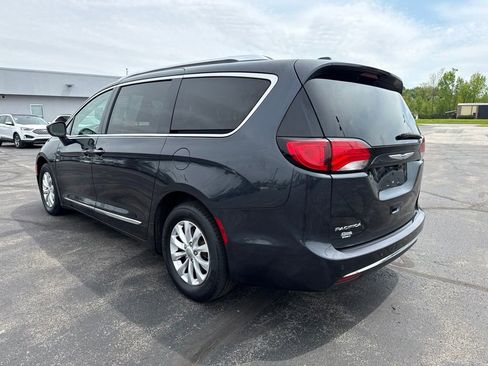 Used 2020 Chrysler Pacifica Touring-L FWD image 2