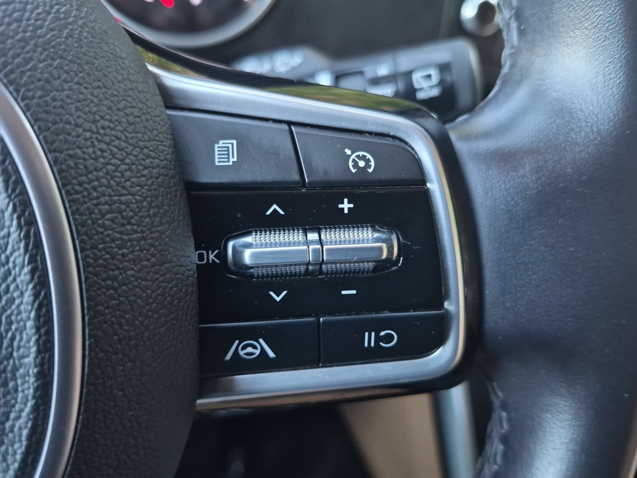 Used 2024 Kia Carnival LX FWD image 15