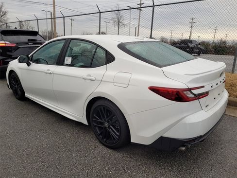 Used 2025 Toyota Camry SE image 5